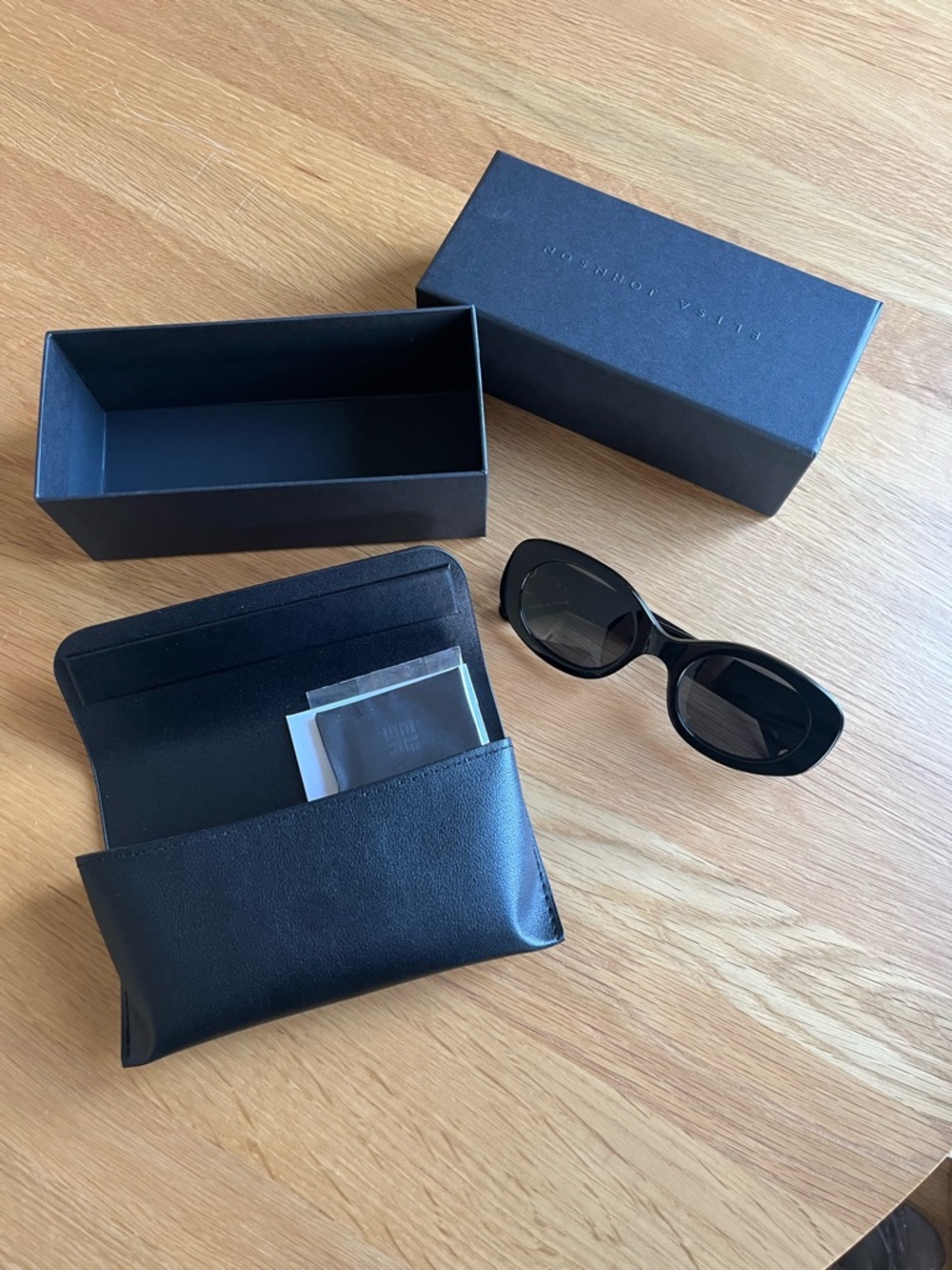 NWT Lyna Black Oval Women’s Sunglasses Elisa Johnson